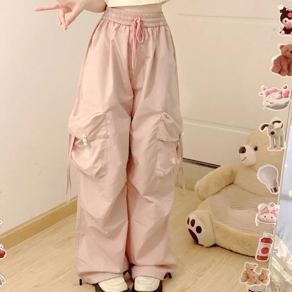Nouveaux pantalons de travail imprimés mignons pour femmes. Couleur bleu clair. Grandes poches. avec fermetures à glissière. Détails décoratifs amusants