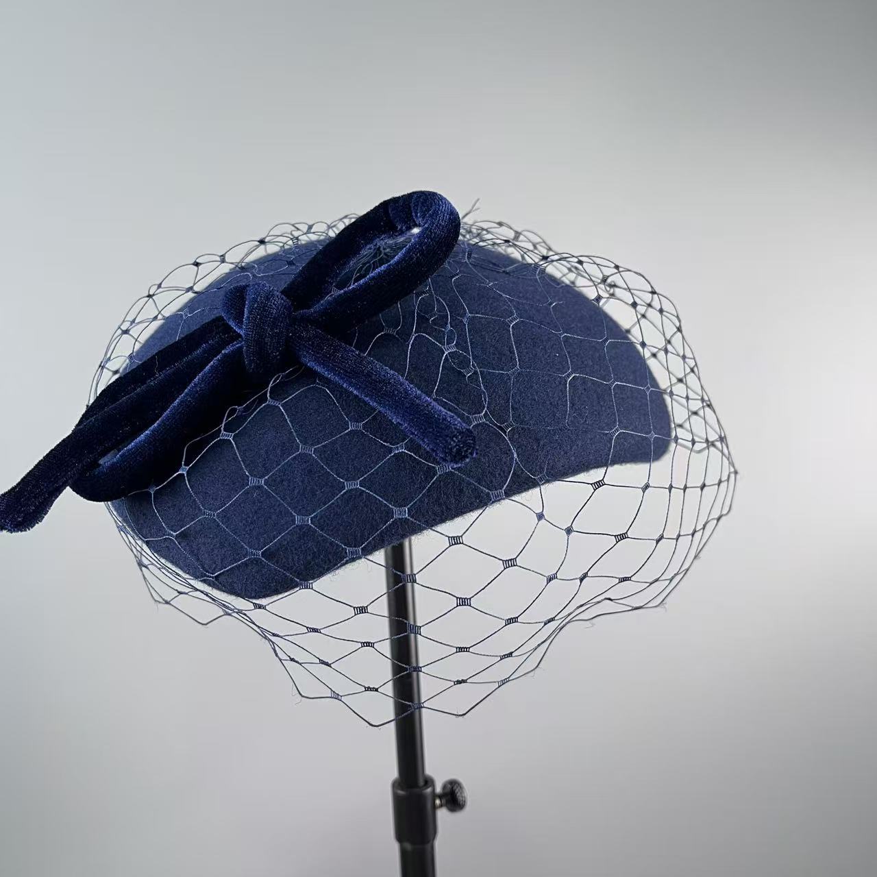 Femmes habillées chapeau fascinateur voile nœud papillon laine feutre béret pilulier chapeau fête de mariage Cocktail Occasion casque dames Fedora chapeau