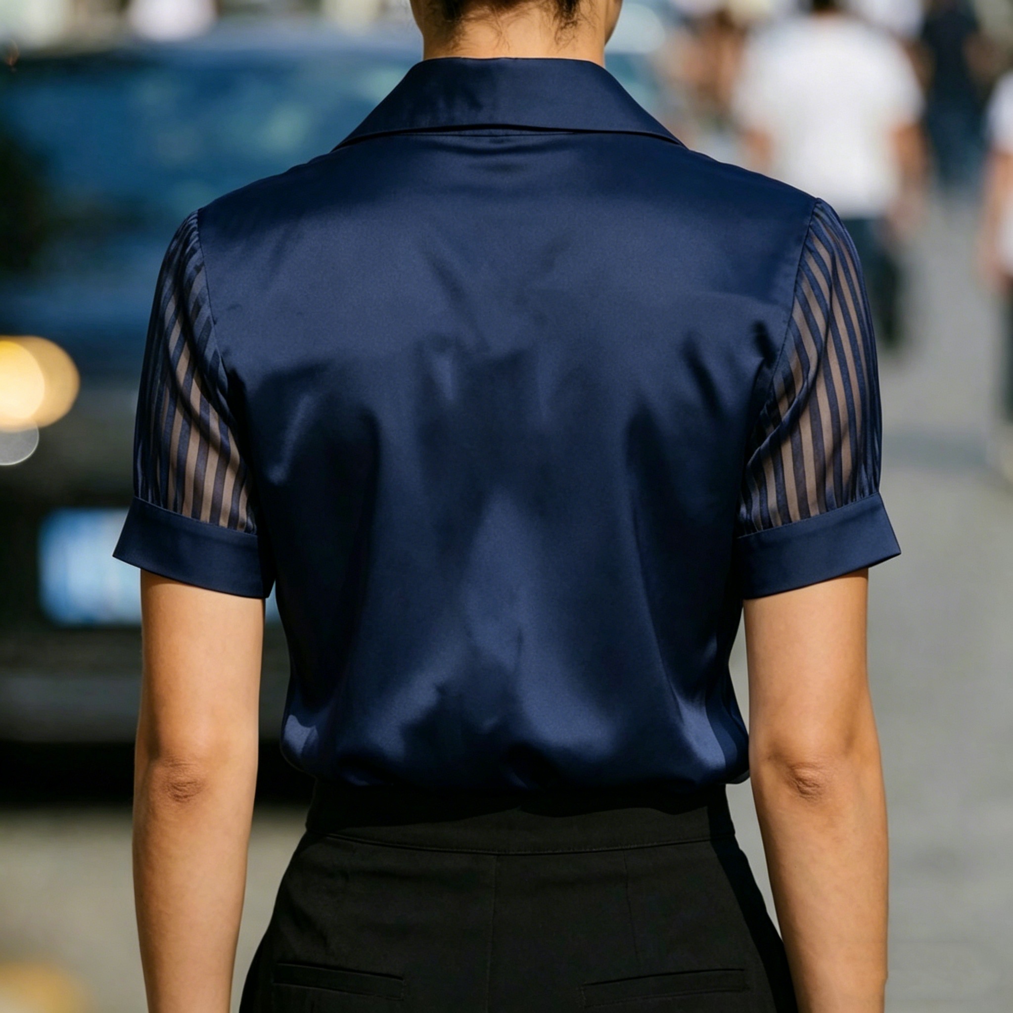 Chemisier en satin pour femme à manches courtes avec panneau en maille rayée transparente et col, idéal pour le bureau