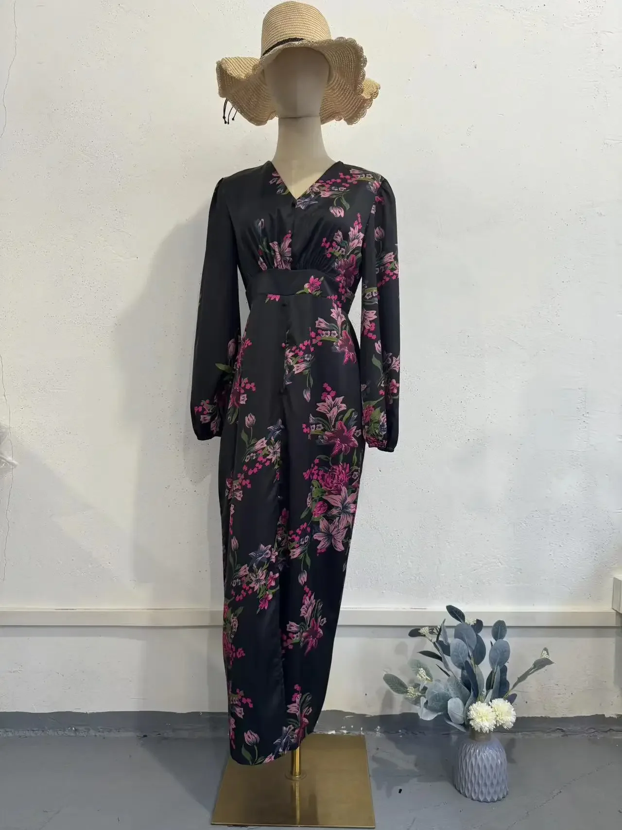 Vêtements pour femmes, nouvelle collection Robe longue imprimée rétro avec un col en V. Cintrage à la taille, conception de fente et robe longue amincissante pour les femmes.