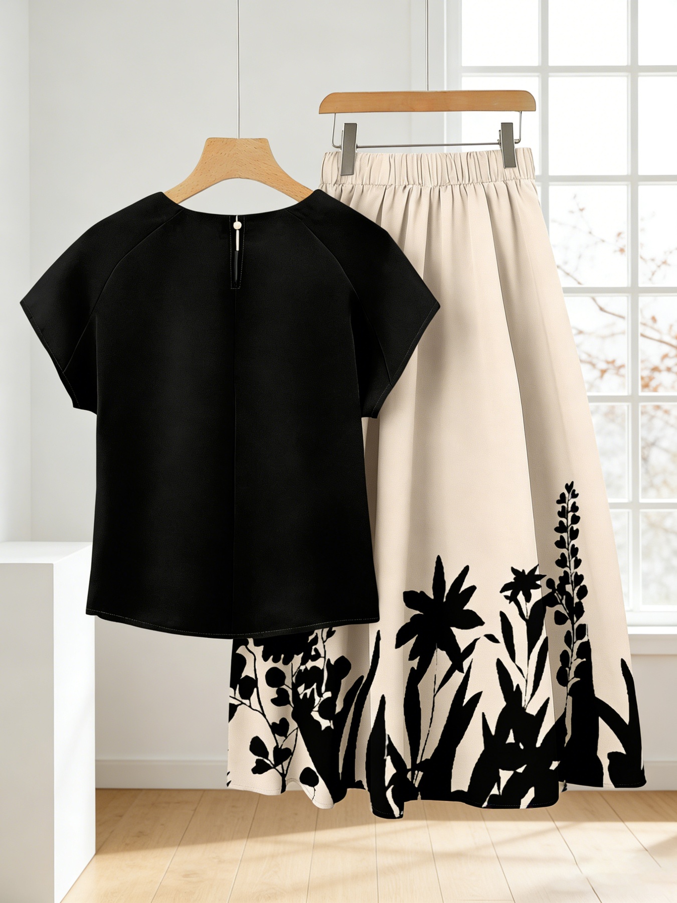 Ensemble deux pièces d'été pour femme grande taille, haut noir simple et ample tendance, et jupe mi-longue imprimée végétale, ensemble jupe évasée