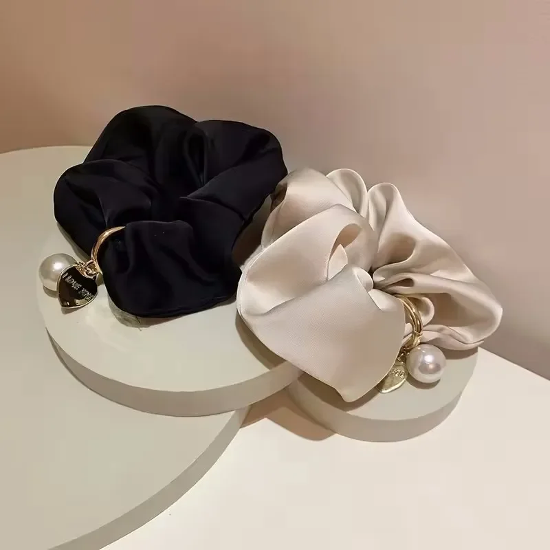 1 pièce Chouchou vintage en satin de soie couleur unie pour filles avec perles cœur dorées pour femmes, accessoires et attaches pour cheveux