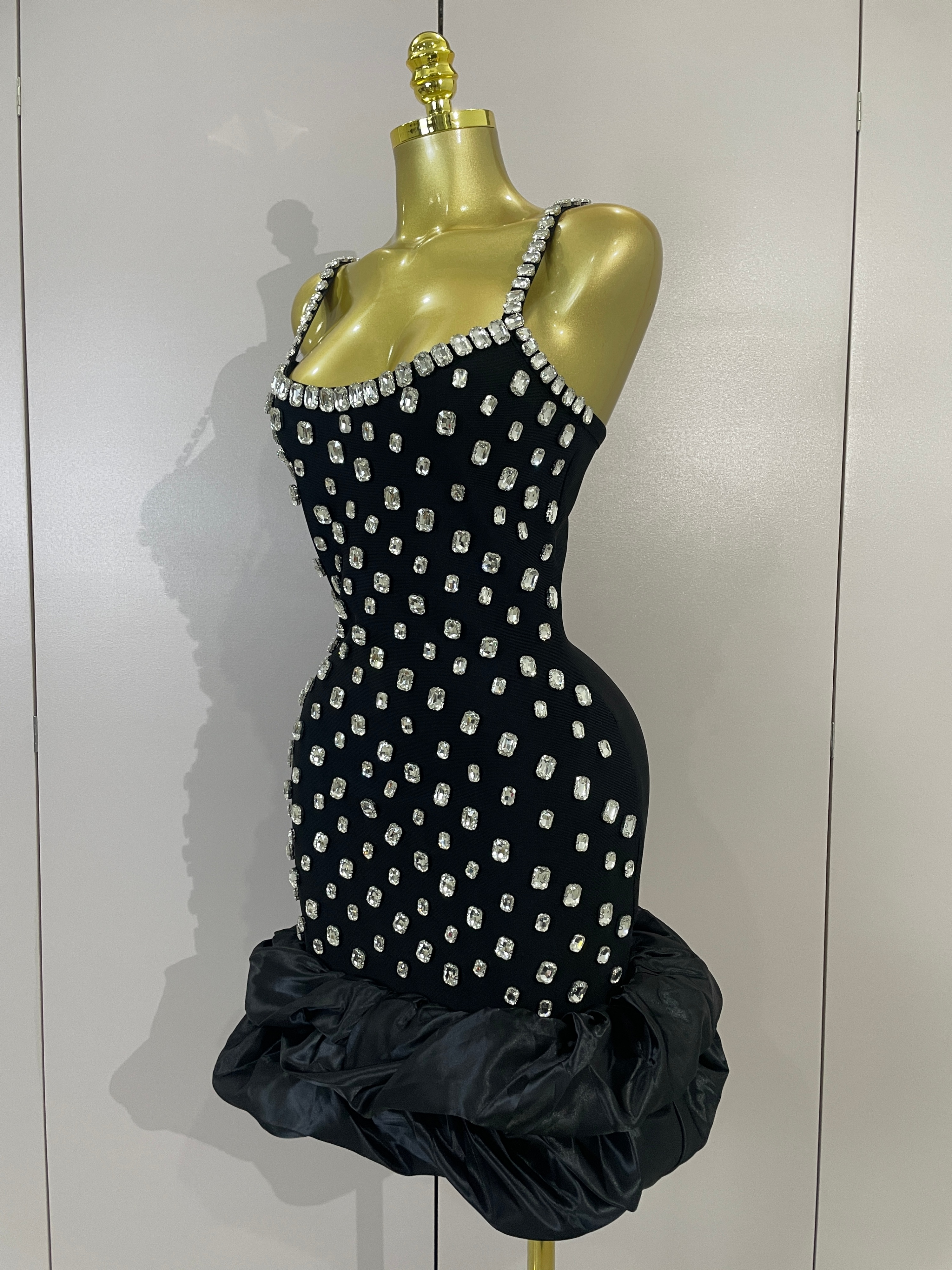 Robe Mini Moulante Bandage Sans Manches de Luxe pour Femme avec Diamants – Idéale pour Soirées, Bals de Promo, Clubs, Anniversaires et Célébrations Élégantes