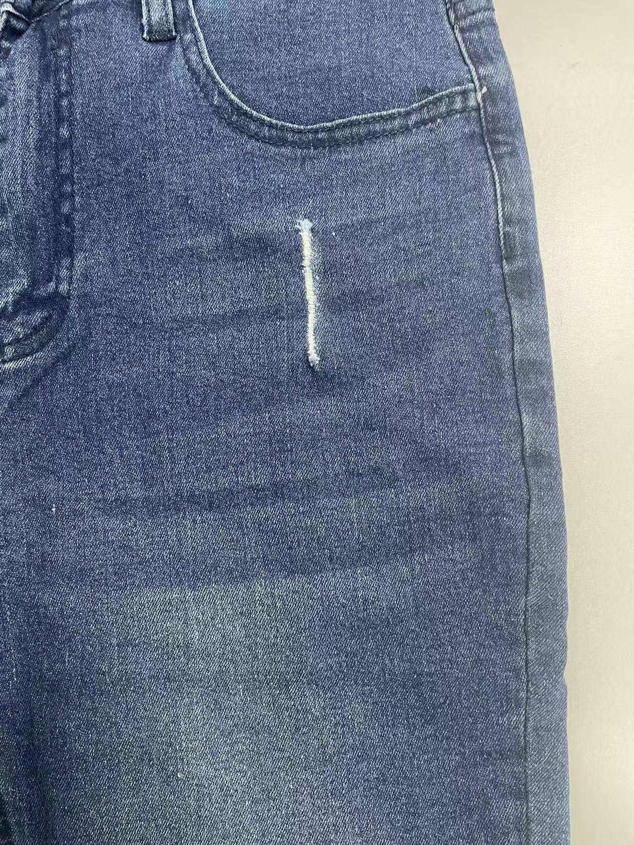 Jeans en denim stretch slim pour homme avec détails déchirés et surpiqûres contrastées, pantalon décontracté streetwear tendance pour le quotidien
