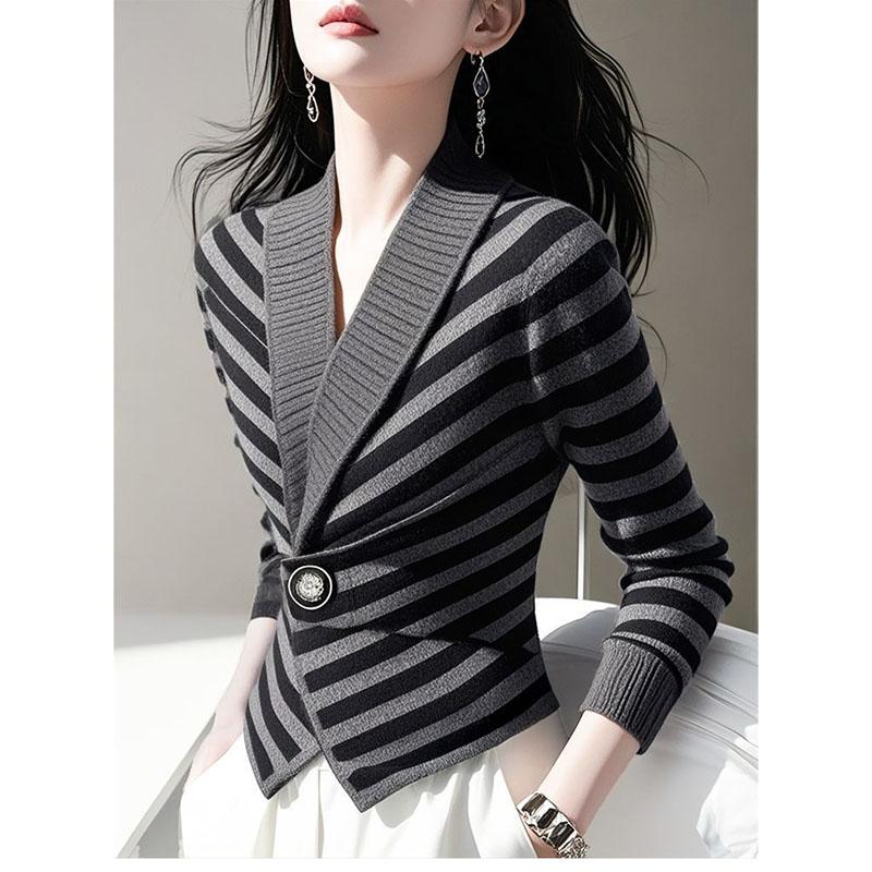 Beau pull populaire de cette année pour femmes, nouveau tempérament d'hiver, rayures paresseuses à haut sens, avec pulls à la mode, 2025
