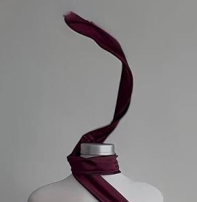 Une robe longue fendue pour dames élégantes, longue rouge qui serre la taille et amincissante