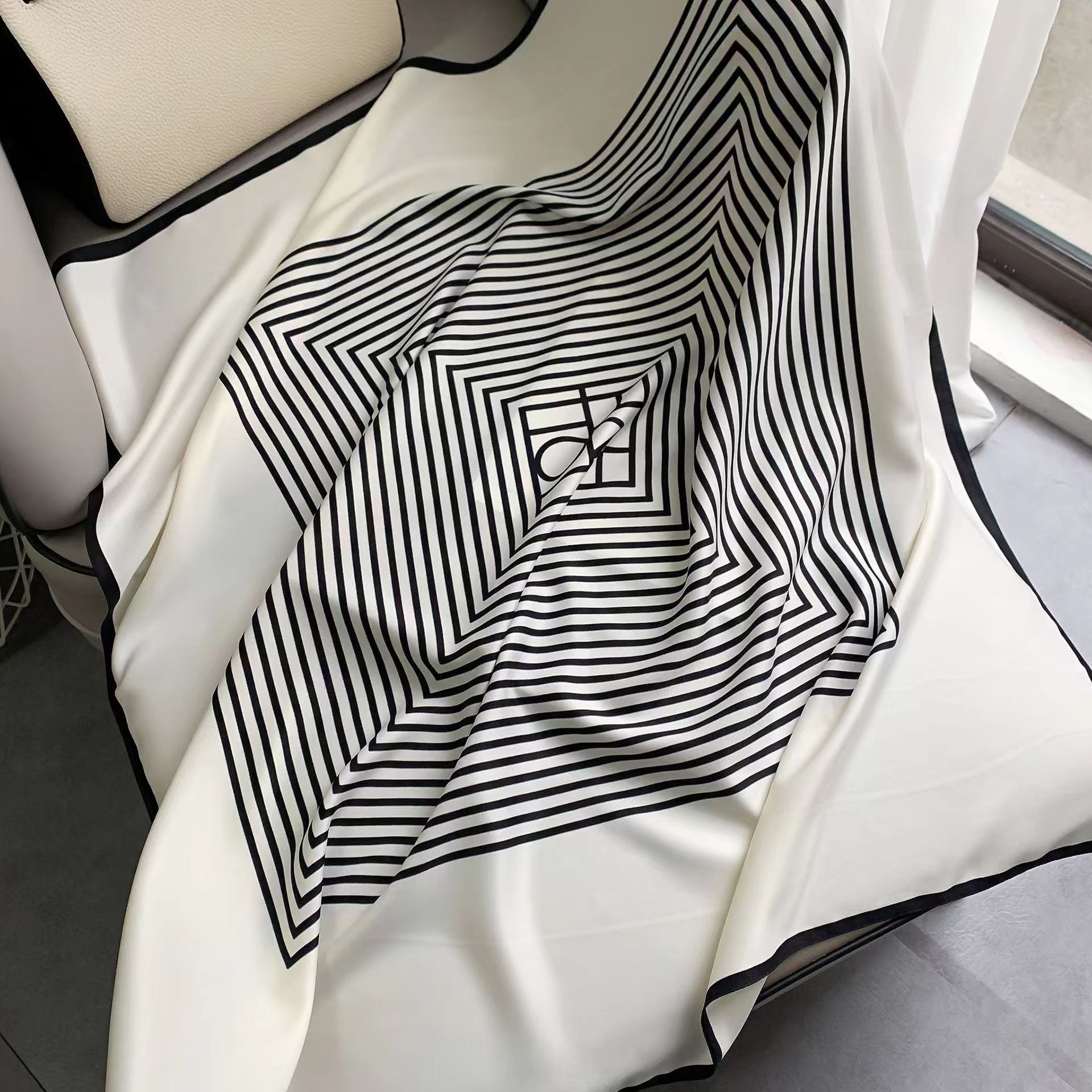 Foulard en Soie 90x90cm de Marque de Luxe, Imprimé Rayures Sergé, Grandes Écharpes, Hijab, Châle de Protection Solaire, Bandana, Foulard, Écharpe, Cache-cou pour Femme