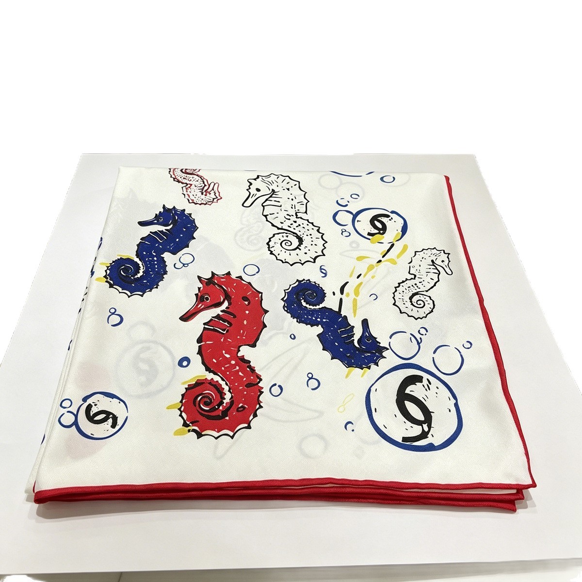 Nouveau Foulard en Soie Luxe 2026 Thème Hippocampe Océanique Haut de Gamme Polyvalent Design Classique Grand Carré Tendance pour le Bureau