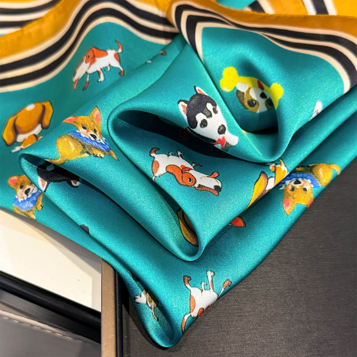 Foulard carré en soie à motif chien de dessin animé pour femme, doux, toutes saisons, hijab, décoration de mode, bandana