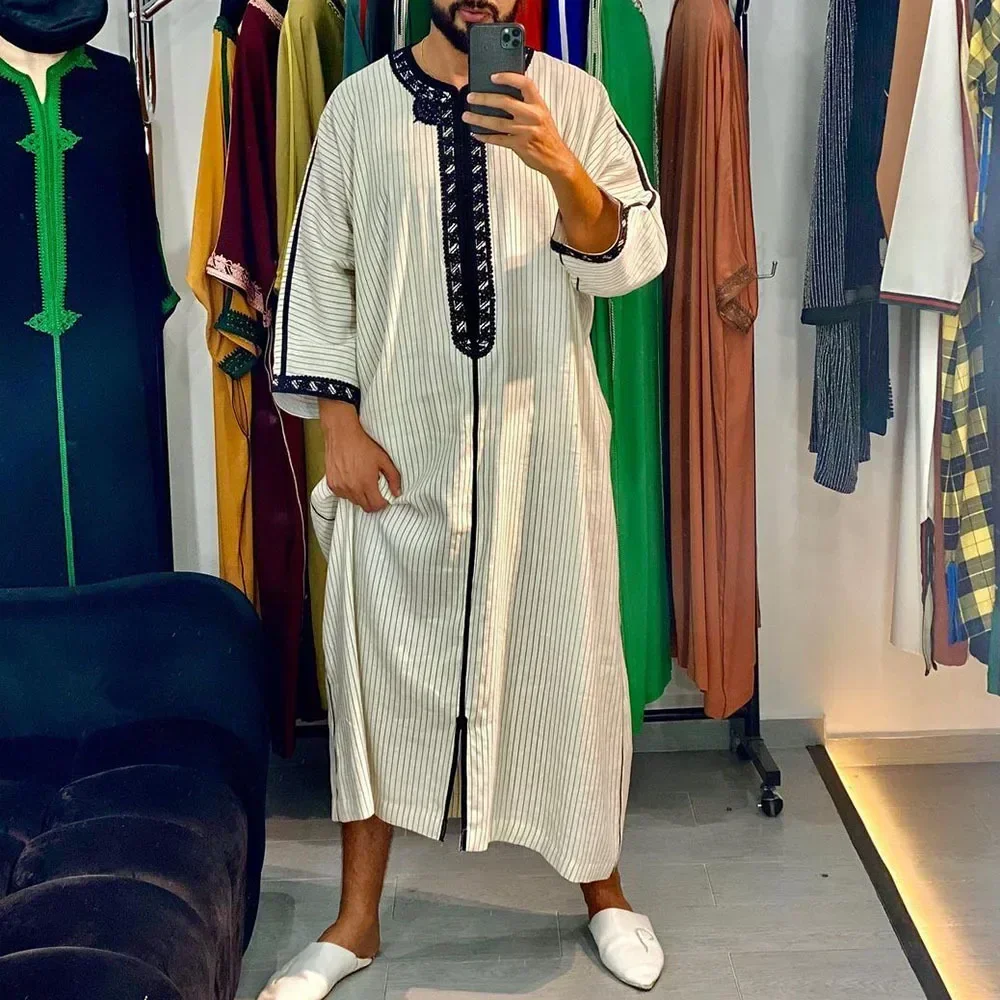 Nouveau 2026 Vêtement Musulman Traditionnel Eid Moyen-Orient Jubba Thobe Homme Robes Musulmanes Arabes à Manches Longues Cadeaux pour Mari