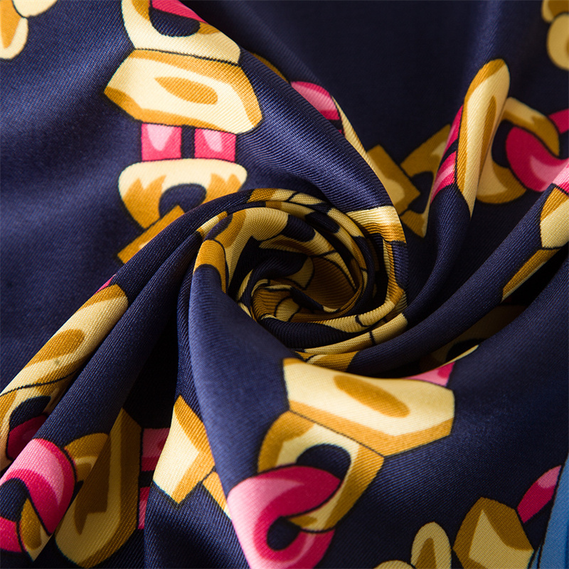 Foulard en soie femmes grands châles ceinture chaîne impression carré Bandana luxe foulard musulman Hijab écharpe femme Foulards 130CM