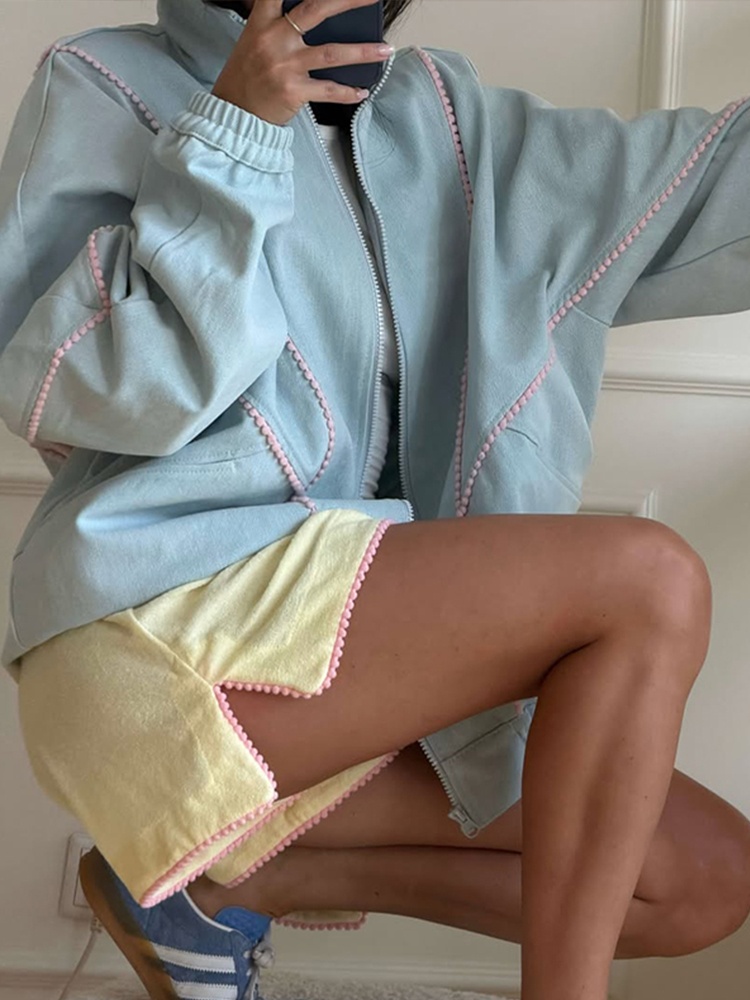 Veste zippée bleu clair pour femme, col montant, garniture à pompons roses, poignets et ourlet élastiques, coupe oversize, manches longues, style décontracté urbain