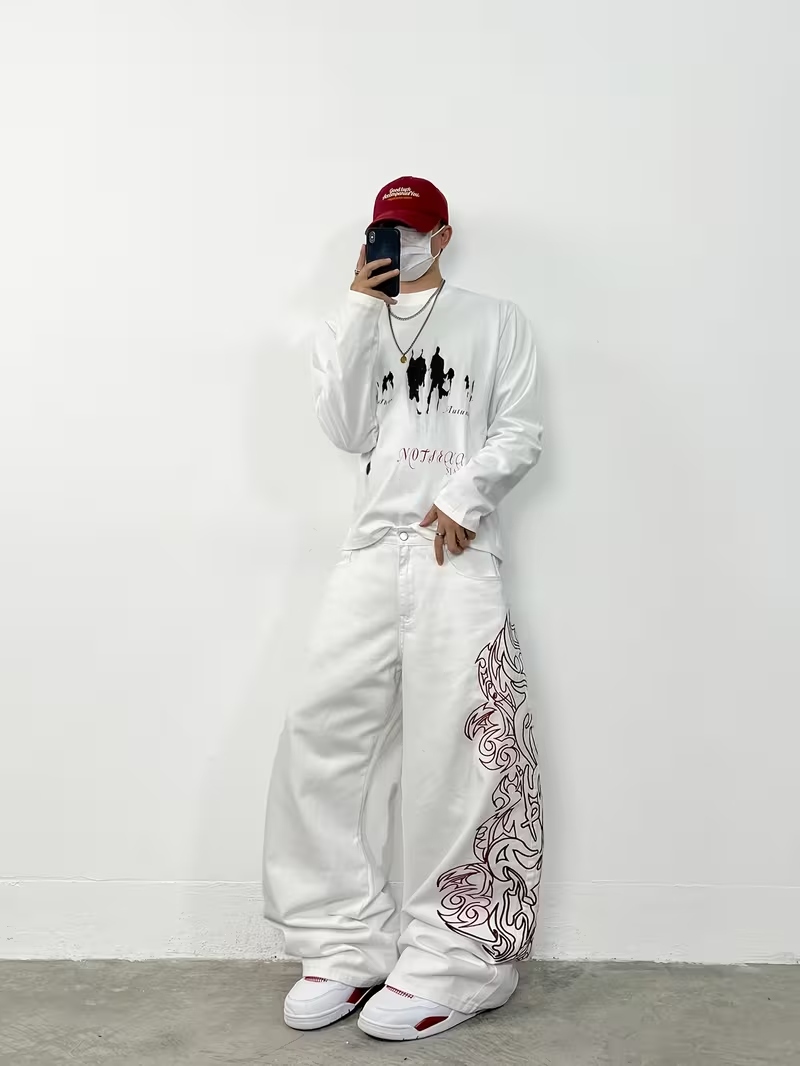 Jeans unisexe blanc et rouge à imprimé flamme tribal, coupe ample, jambe large, style Y2K grunge streetwear, pantalon en denim surdimensionné