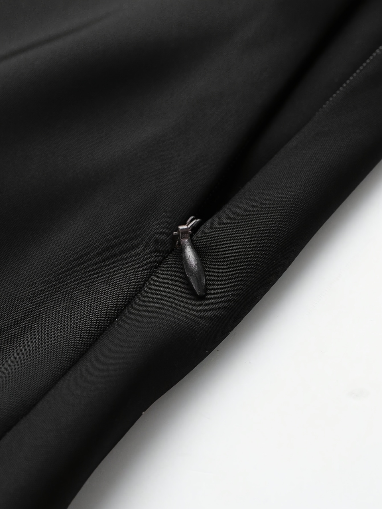 Mini-jupe noire en satin pour femme, taille haute, ourlet festonné en dentelle, jupe courte soyeuse coupe trapèze