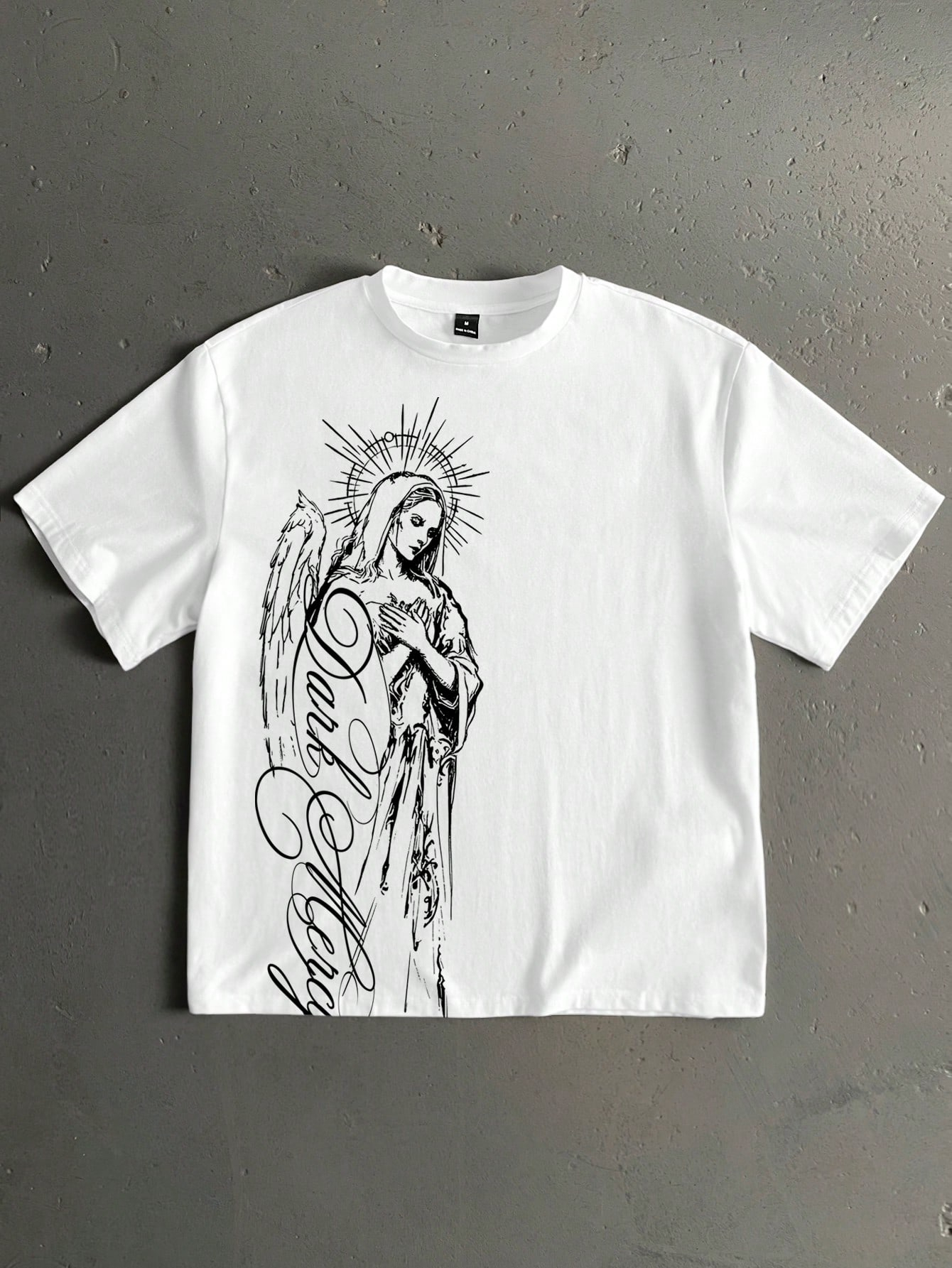 Imprimé tendance en écriture anglaise cursive pour hommes, coupe classique : Vierge Marie avec des mains affectueuses et la croix, imprimé tendance