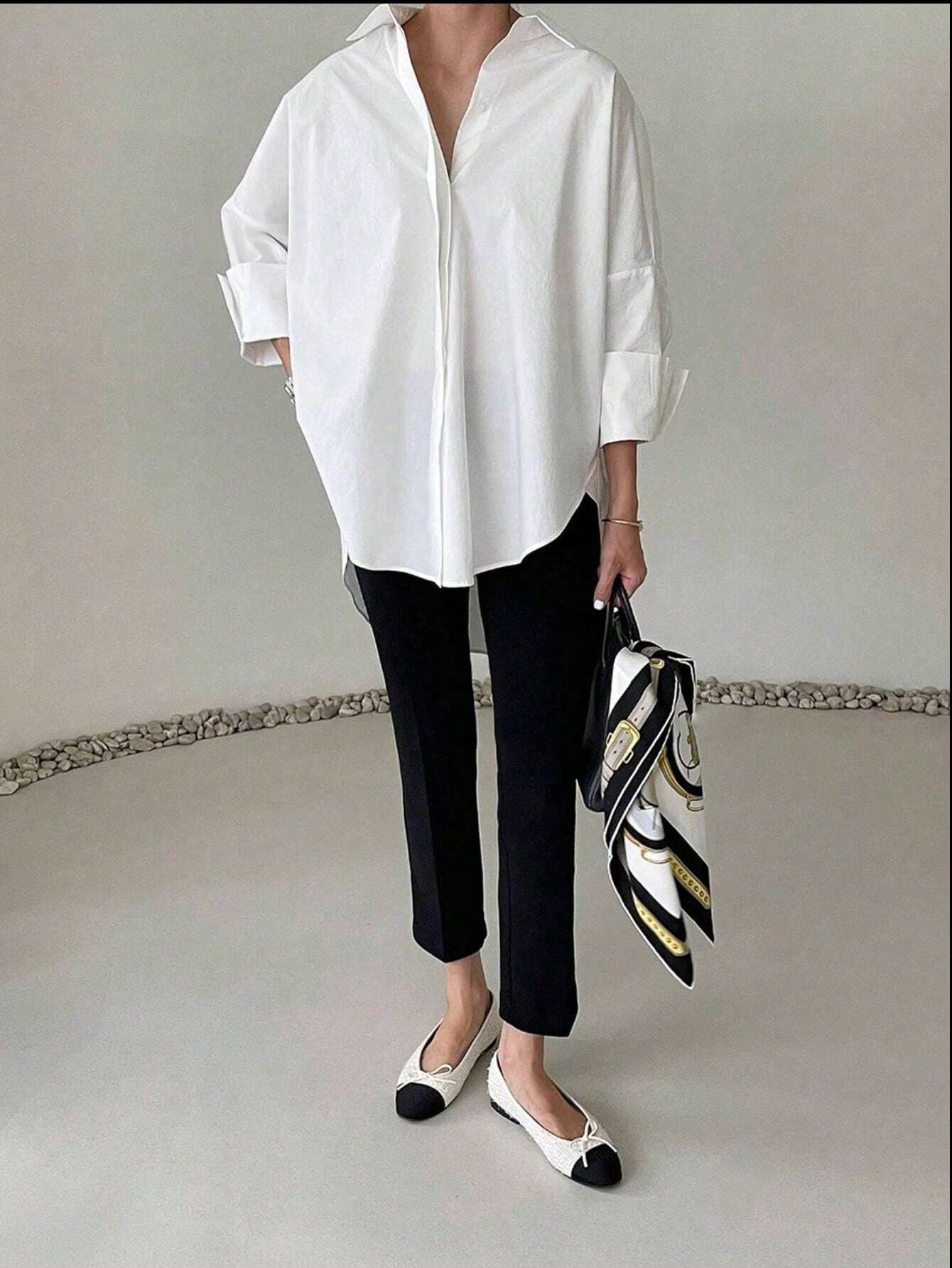 Chemisier blanc oversize pour femme, coupe ample, manches longues, col rabattu élégant, plissé au dos, idéal pour le bureau ou les occasions décontractées ou formelles