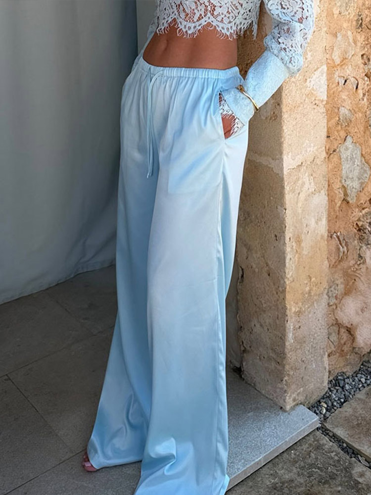 Ensemble deux pièces bleu pour femme : haut court en dentelle à col semi-montant et pantalon à fente arrière avec cordon de serrage à la taille