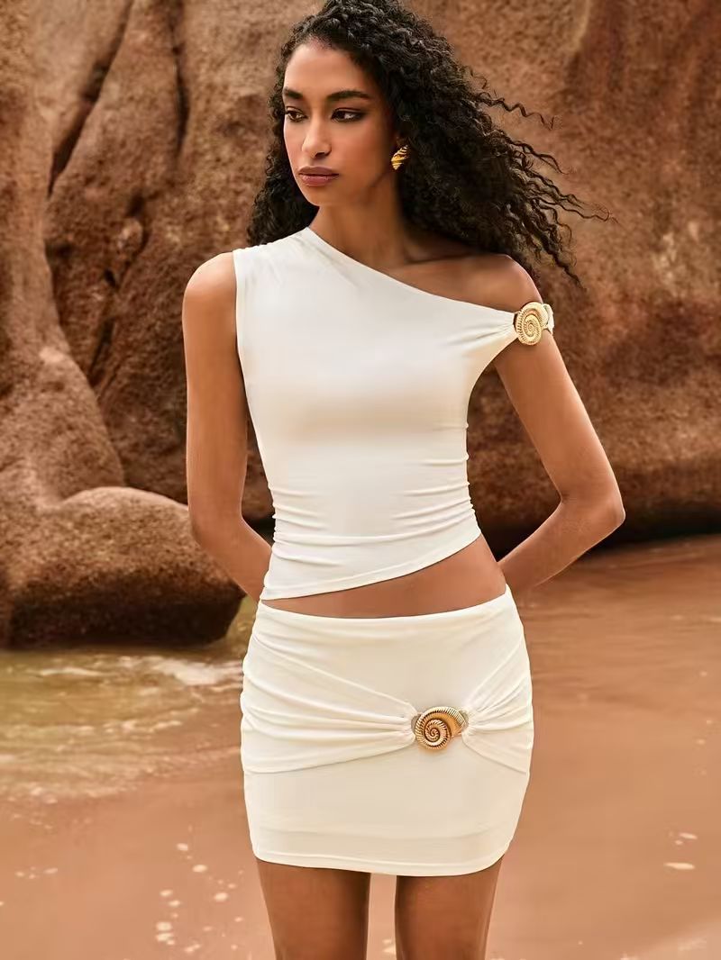 Top court pour femme, couleur unie, décoration métallique, col asymétrique, coupe ajustée, veste sans manches