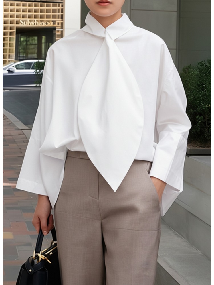 Chemisier ample à manches longues pour femme, collection Printemps-Été 2026, blanc uni, col montant, détail nœud, style minimaliste, chemise de travail décontractée