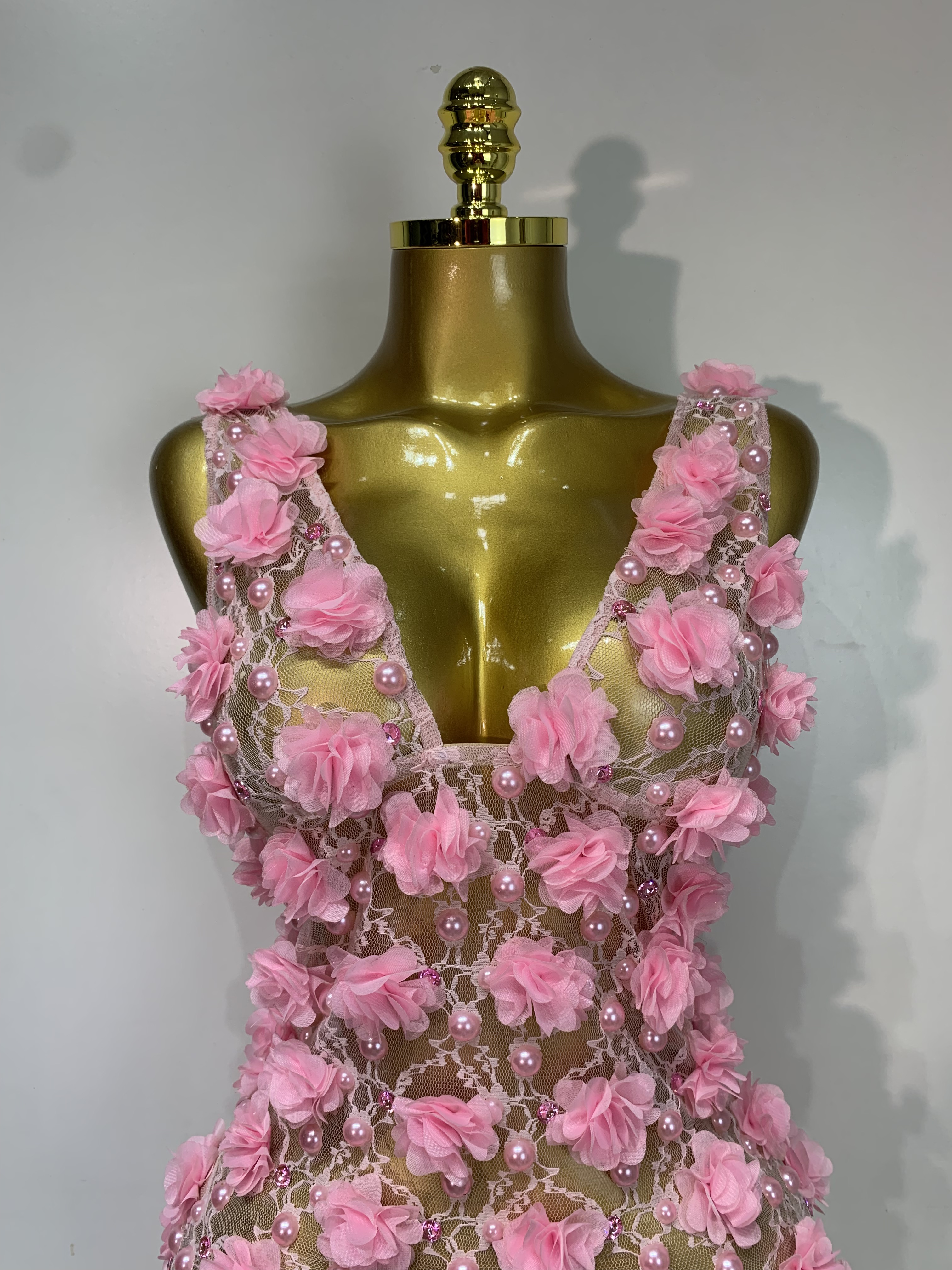 Robe moulante mini transparente en dentelle rose de luxe avec fleurs et perles pour femme, idéale pour séance photo d'anniversaire, soirée, boîte de nuit ou costume de scène