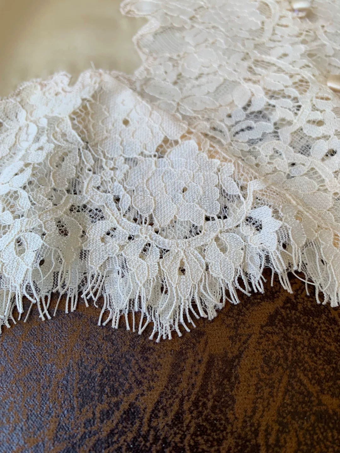 Chemisier élégant pour femme 100 % soie style français 2026 avec broderie en dentelle, col rond, manches longues et simple boutonnage