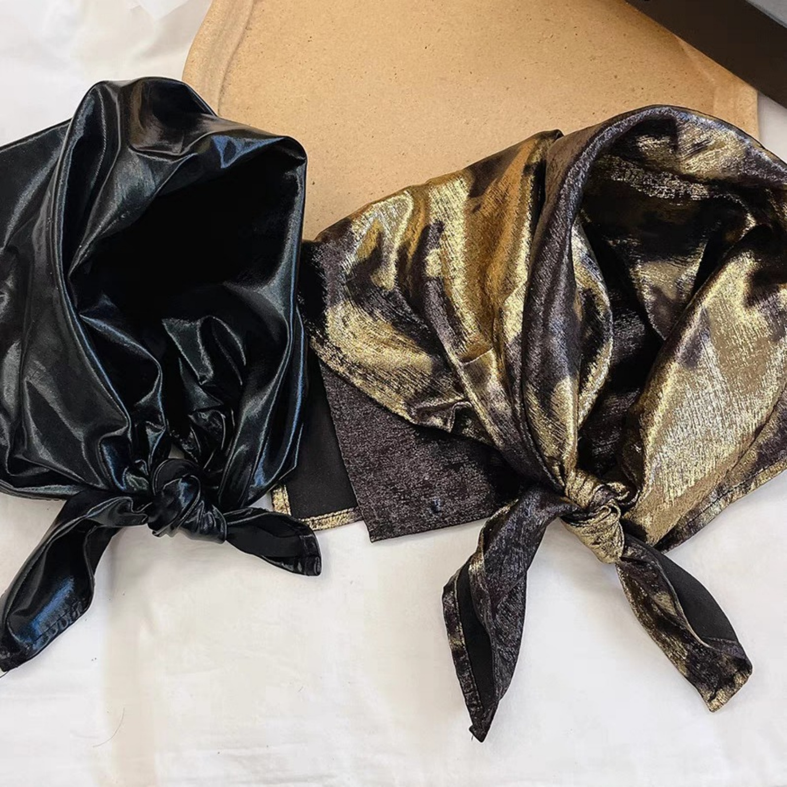 Foulard métallique doré et noir, couvre-chef Turban à nouer au dos, accessoire de cheveux élégant pour femmes, parfait pour les looks à la mode, 1 pièce