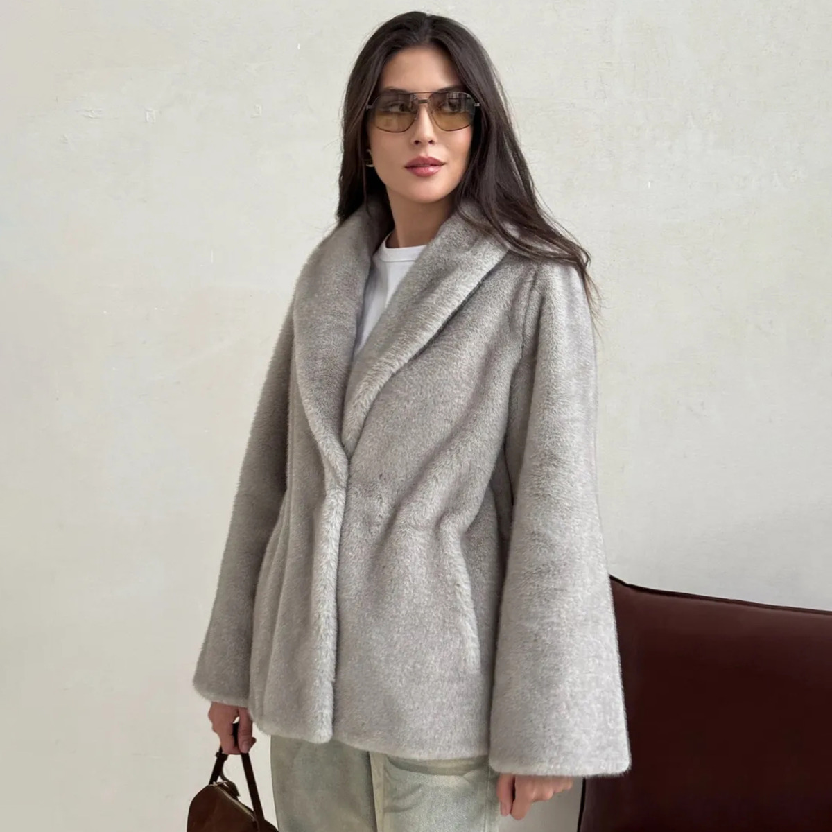 Manteau court élégant pour femme en fausse fourrure à revers, veste ample à manches larges et chaude, vêtement d'extérieur décontracté et tendance, veste de luxe pour femme pour l'hiver