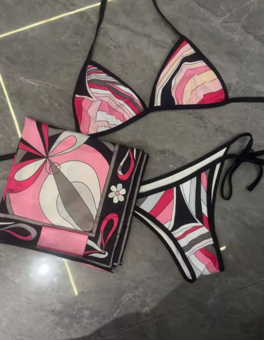 Ensemble bikini de luxe pour femme avec foulard noir et rouge, logo signature, tenue de plage de marque de créateur, bandeau et maillot de bain