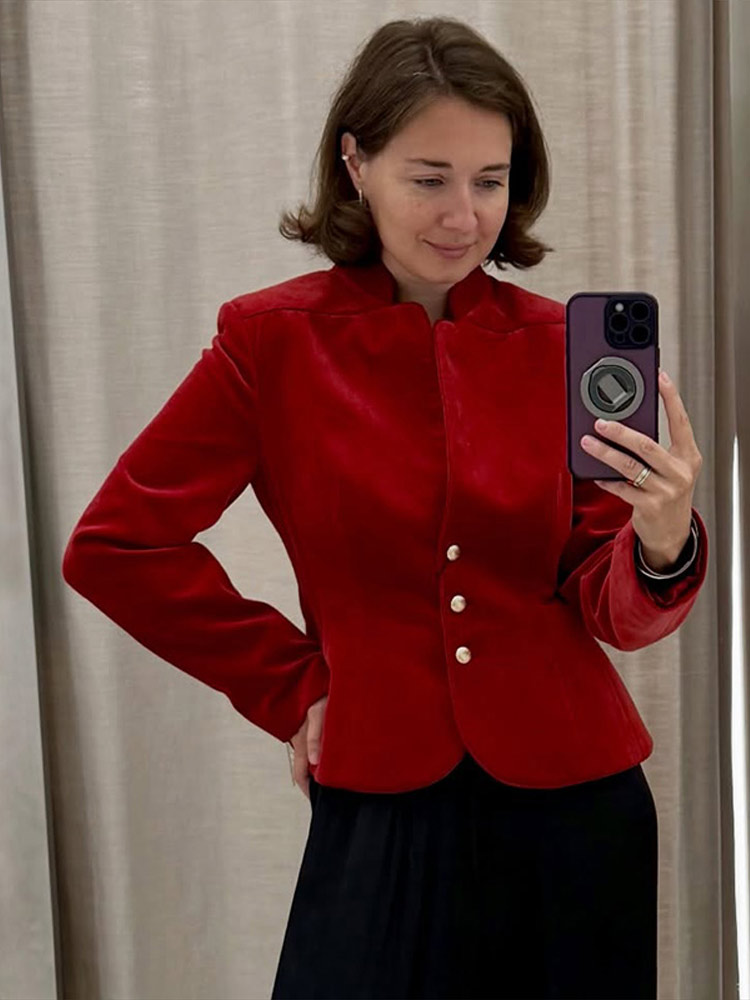 Ensemble élégant pour femme : Manteau en velours rouge à col montant et manches longues, taille cintrée, et mini-jupe ajustée aux hanches, collection 2026