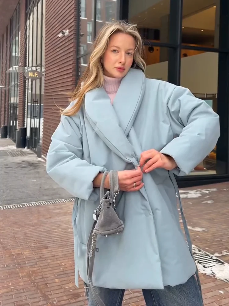 Manteau élégant en coton pour femme, col châle, à lacets, manches longues, veste matelassée pour femme, nouvelle collection hiver 2026, vêtement d'extérieur chaud et tendance pour femme.