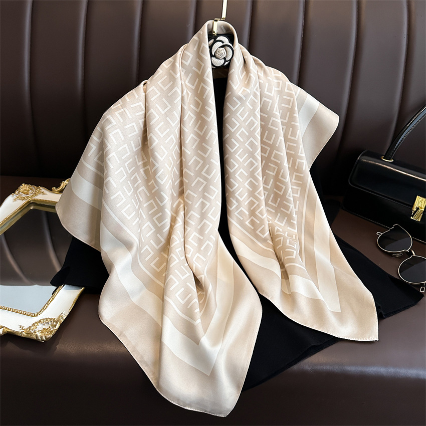 Écharpe en satin sergé pour femme, grand châle carré, écharpe de sauna élégante, bandana de protection solaire de plage, impression de luxe, nouvelle mode, 90x90cm