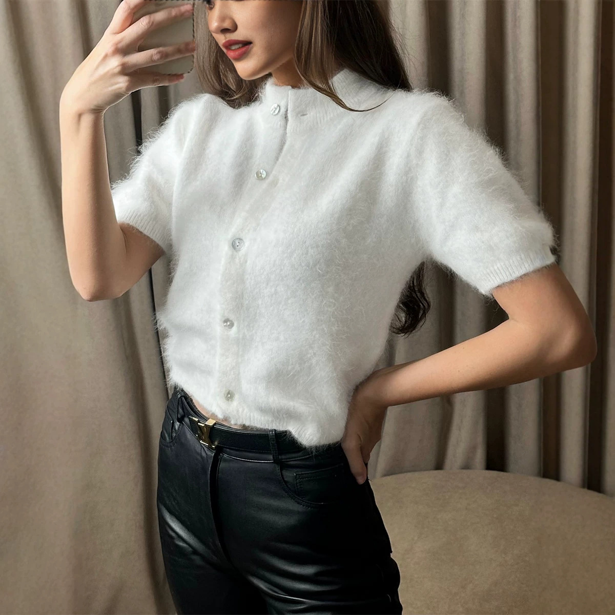 Cardigan élégant pour femmes, manches courtes, tendance, à simple boutonnage, en peluche, coupe ajustée, adapté pour un usage quotidien décontracté.
