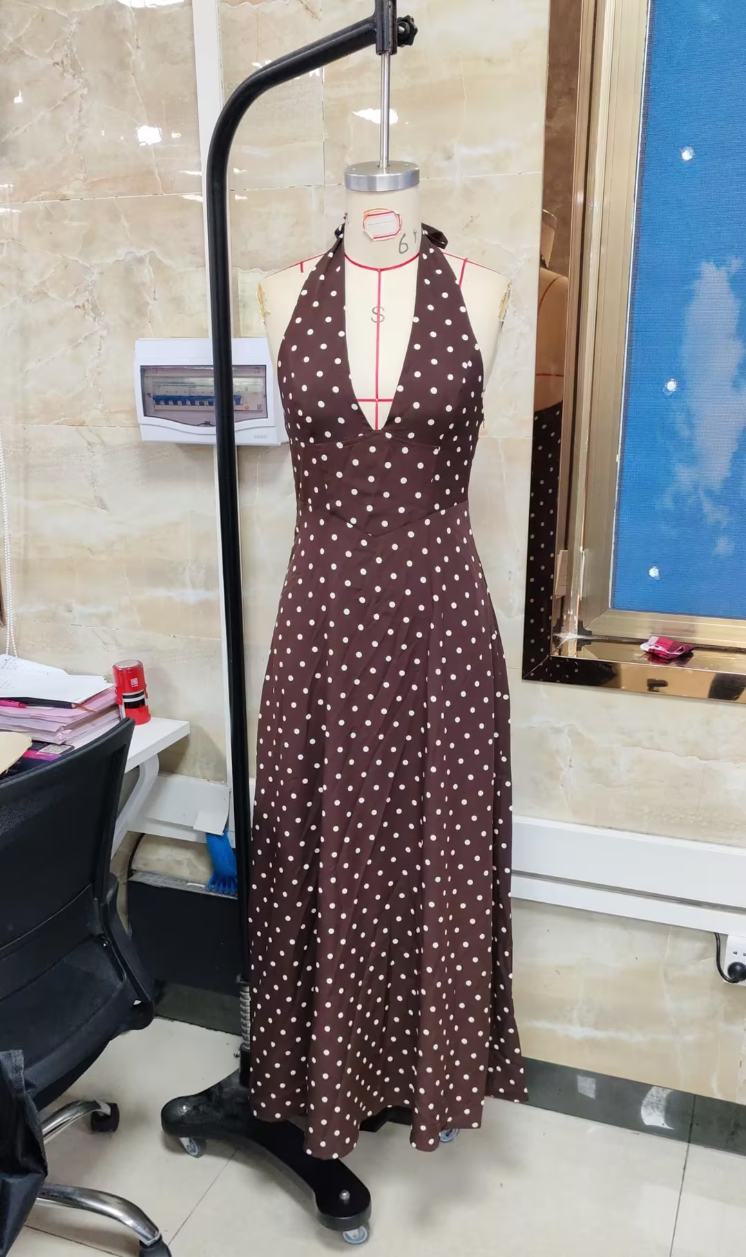 Robe longue pour femmes, col halter, sans manches, dos ouvert, imprimé à pois, robes d'été fluides