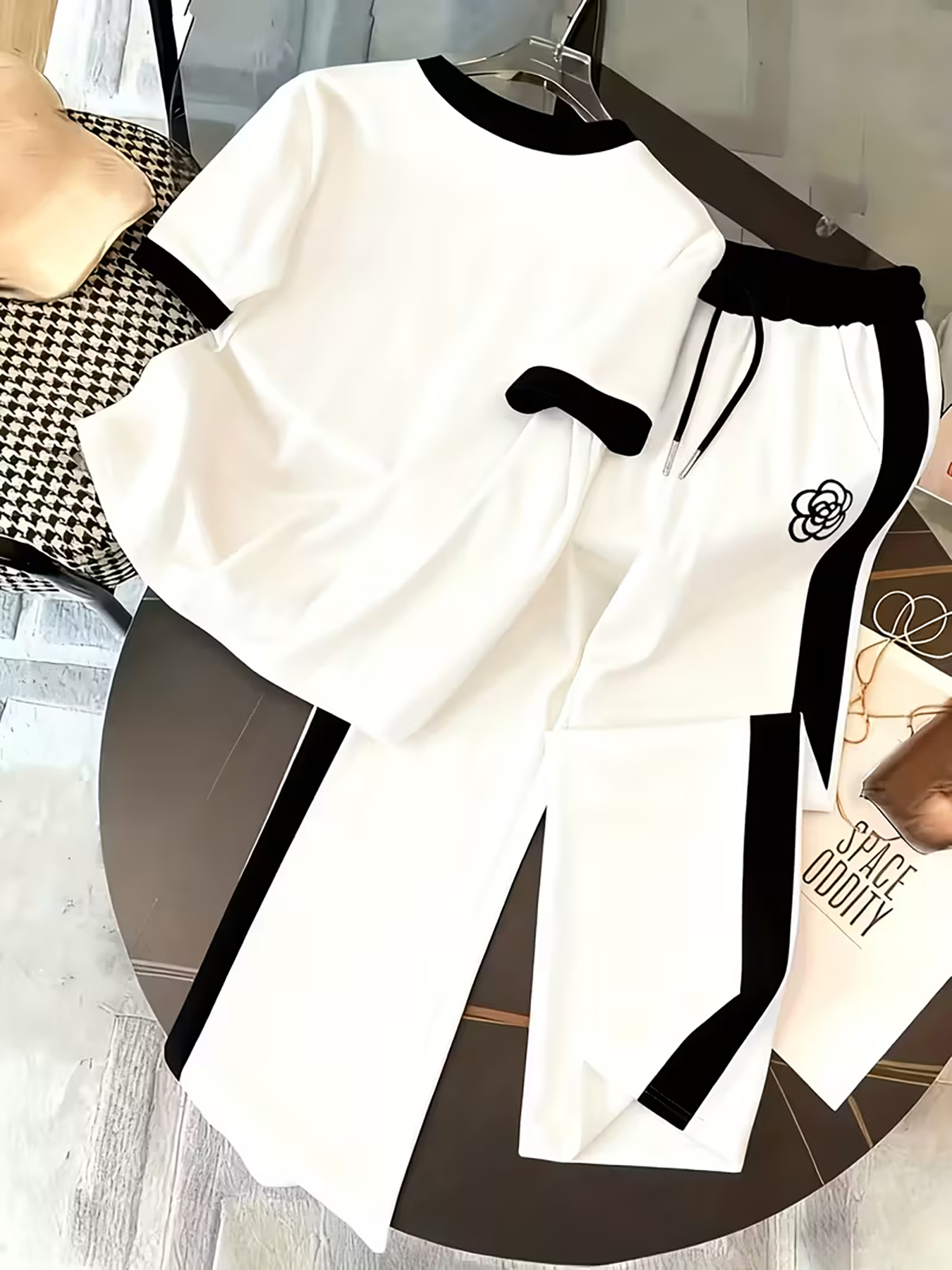 Imprimés personnalisés, designs aux couleurs contrastées, costumes pour femmes, hauts et pantalons à manches courtes pour le printemps et l'été, tenues décontractées sportives en deux pièces pour femmes, adaptées au qu