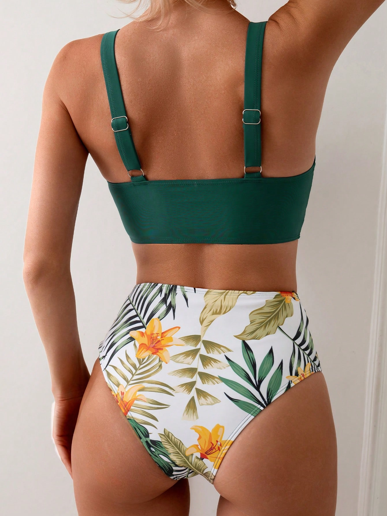 Ensemble bikini à bords festonnés pour femmes, haut court à col en V avec bas à taille haute à imprimé tropical, maillot de bain deux pièces pour la plage