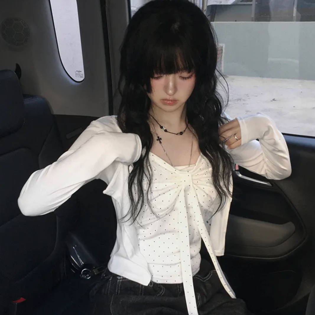 Ensemble 2 pièces pour femmes, style coréen, cardigan blanc à manches longues et débardeur, nouveau modèle d'été, coupe ajustée, ensemble tendance pour femmes.