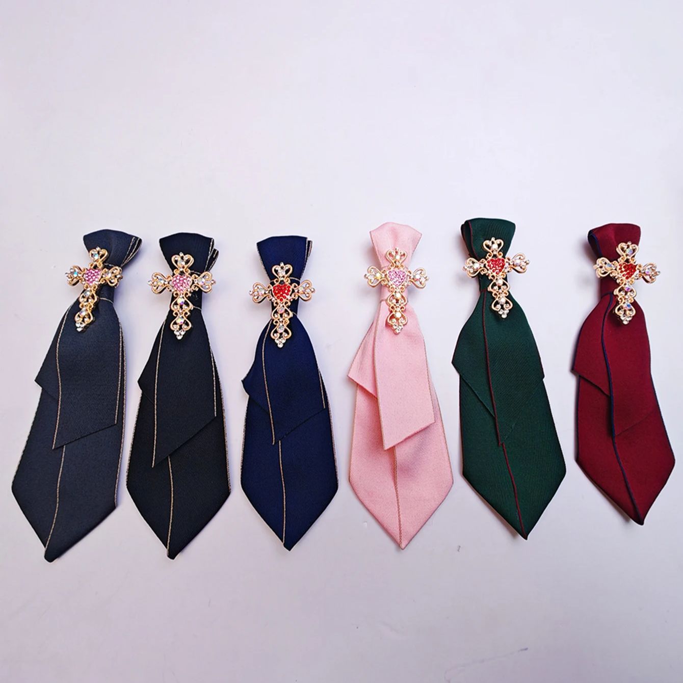 Une cravate nœud papillon pour femme, artisanale, noble et élégante, de style professionnel et universitaire, idéale pour la mode quotidienne, les réunions d'affaires, les spectacles, la présentation de programmes, le cosplay, etc.
