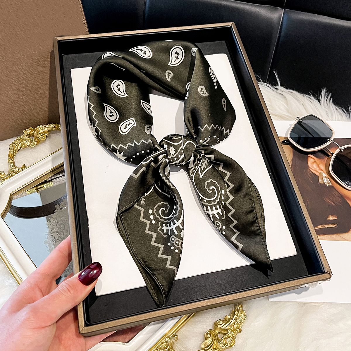 Écharpe carrée en satin à imprimé chaîne vintage, douce et légère, accessoire de mode féminin pour cheveux, cou et châle, foulard élégant pour cheveux