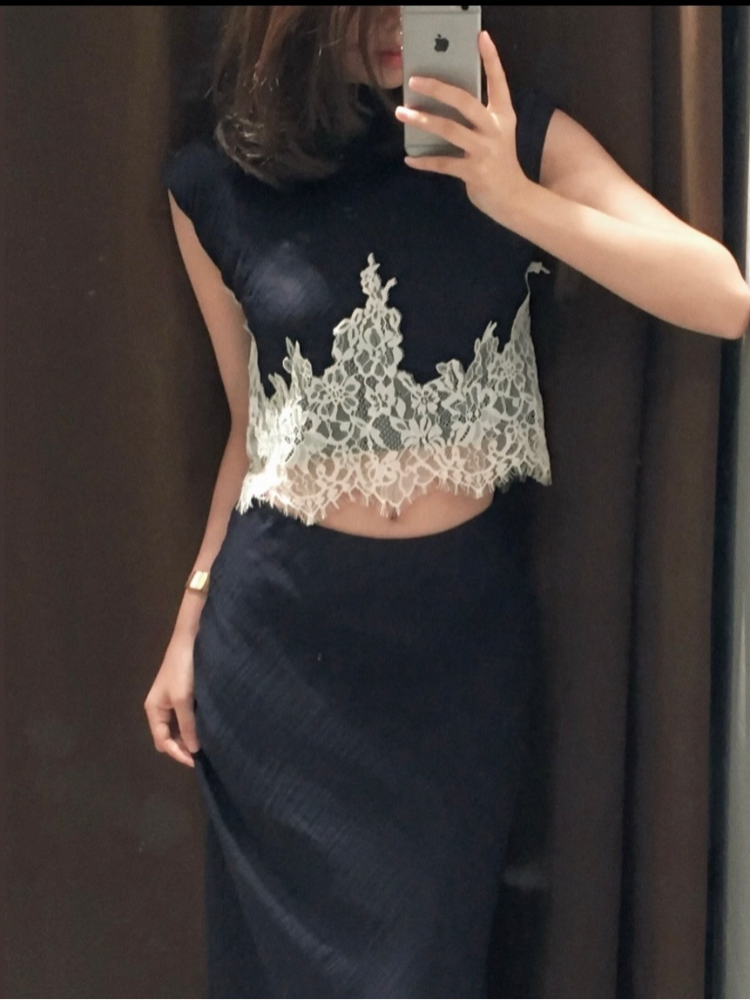 Ensemble jupe 2 pièces élégant pour femmes, en dentelle blanche, comprenant un haut court sans manches à col montant et une jupe mi-longue, idéal pour les fêtes et les tenues assorties de tous les jours.