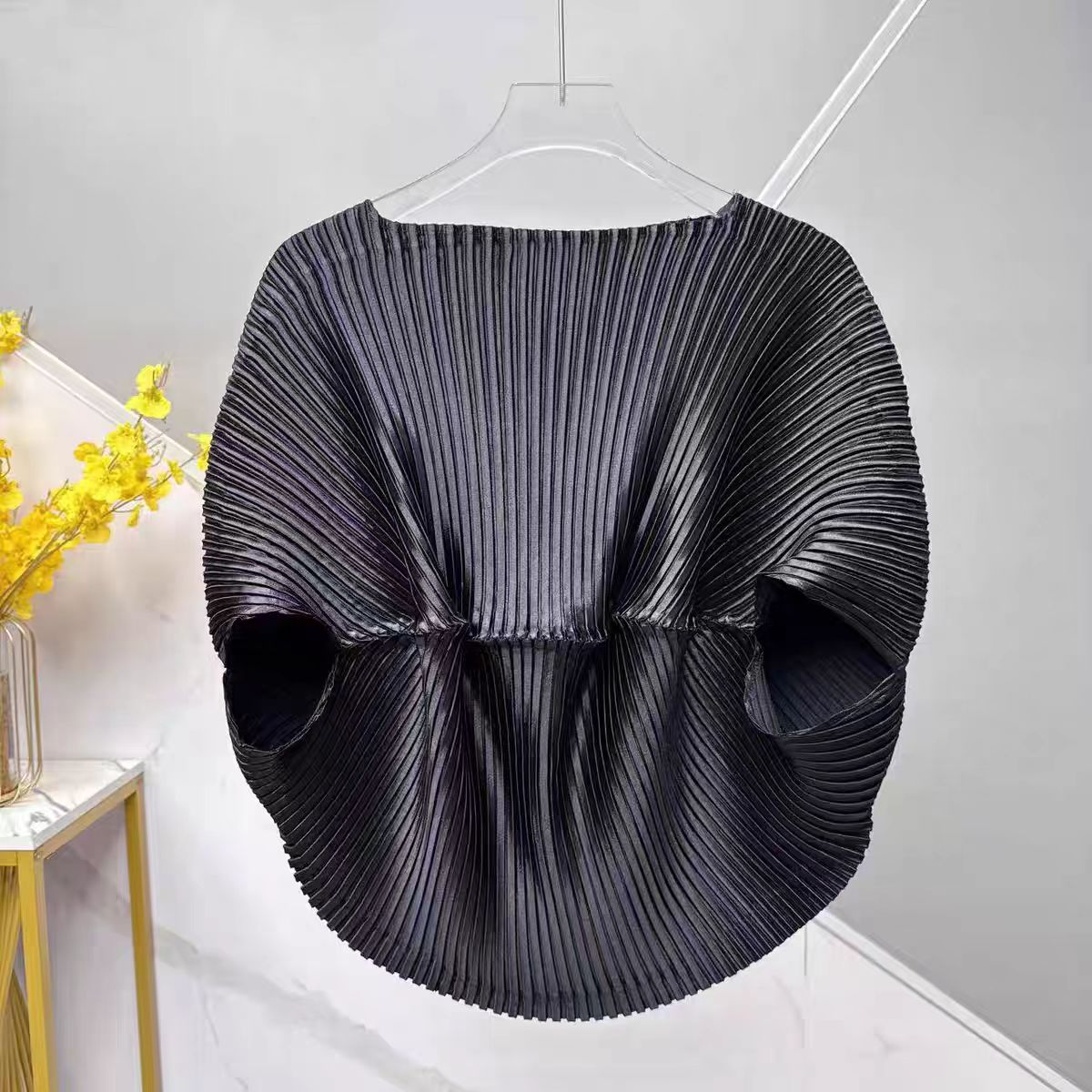 Haut à manches longues plissé à col rond et manches chauve-souris bordeaux pour femme, tissu brillant, mode décontractée, tenue quotidienne, tendance chic