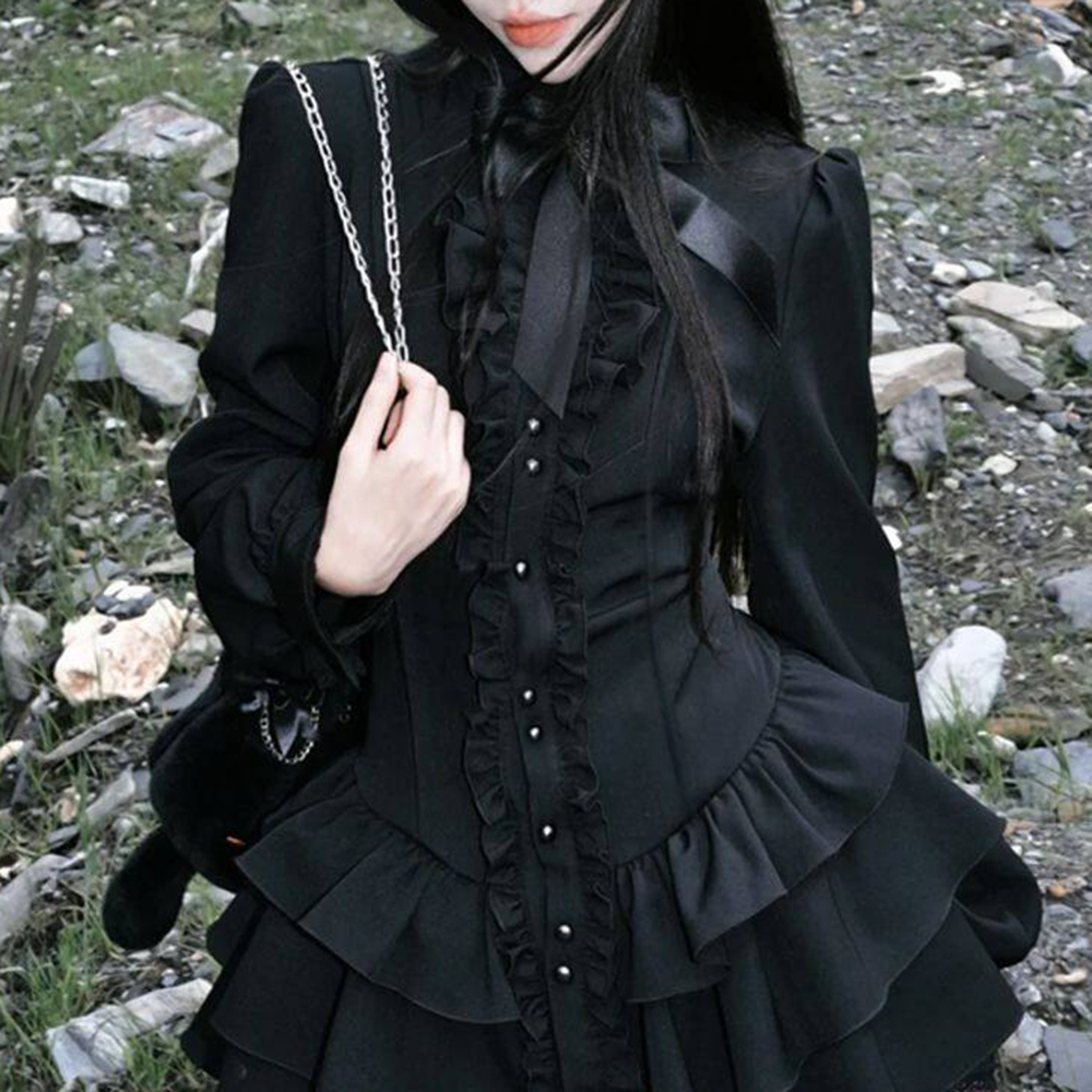 Robe noire Qiao Diablo gothique à manches longues avec nœud, taille cintrée, et jupe courte à volants effet champignon et superposés