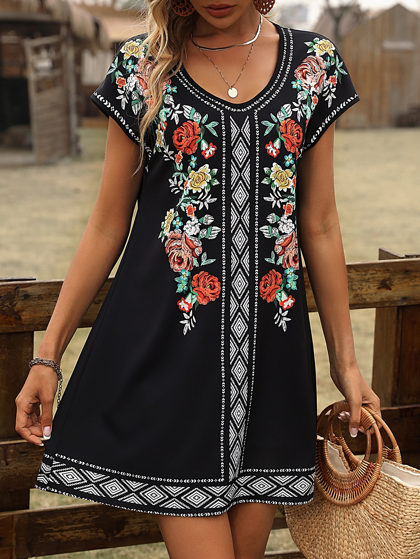Robe noire à imprimé floral bohème, col rond, manches courtes, style ethnique, coupe ample, mini-robe de vacances