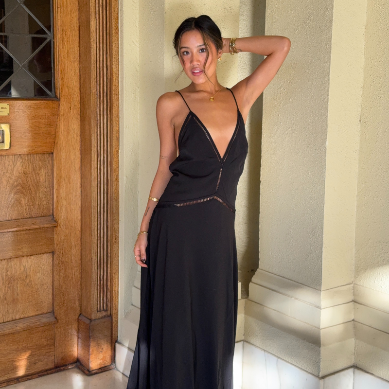 Robe longue d'été noire en satin pour femme, col en V profond, fines bretelles, détails ajourés, longueur ras du sol, pour club et soirée