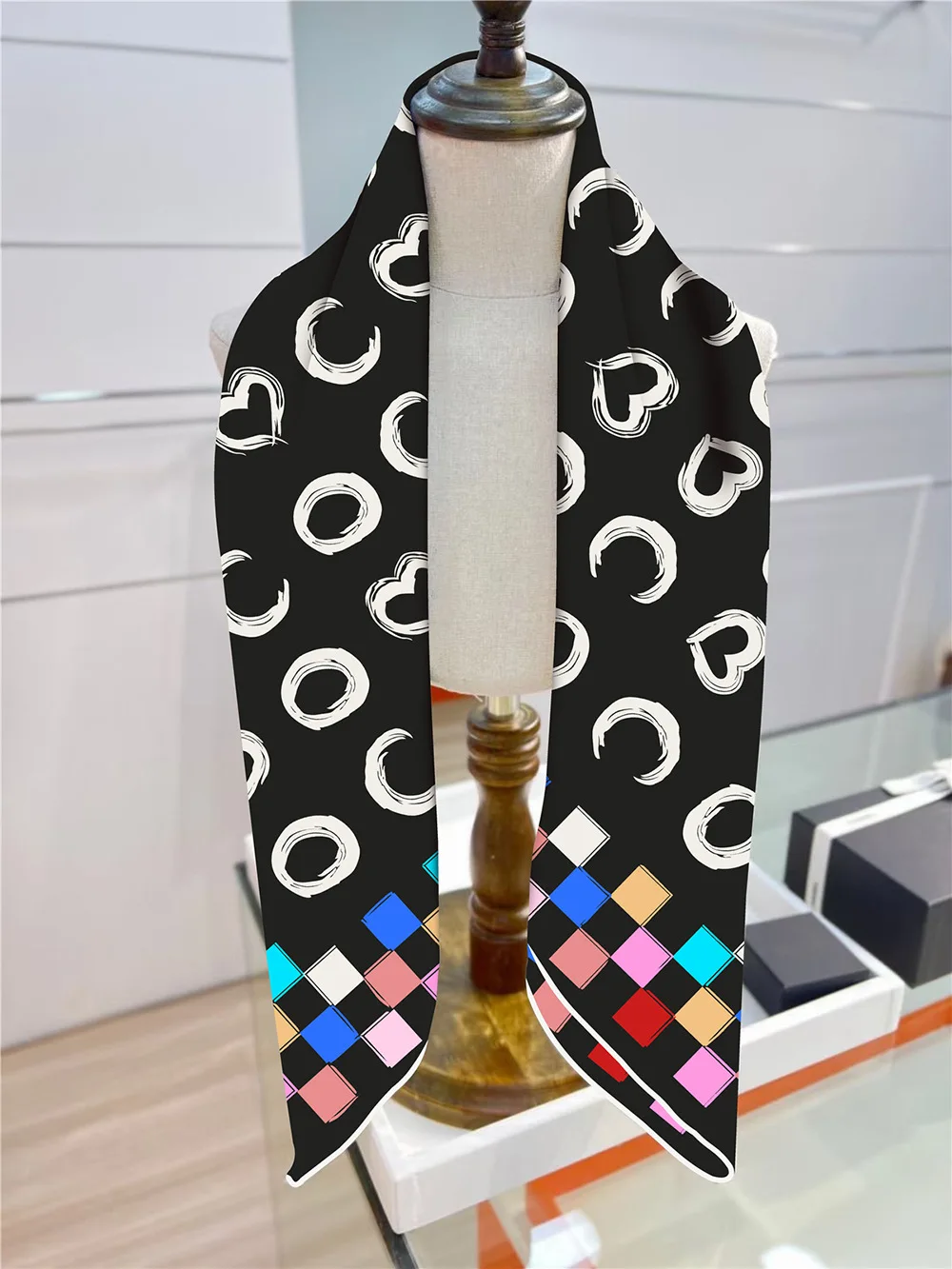 Nouvelle couleur assortie Plaid amour petit C femmes sergé soie crème solaire châle grand foulard carré foulard en gros