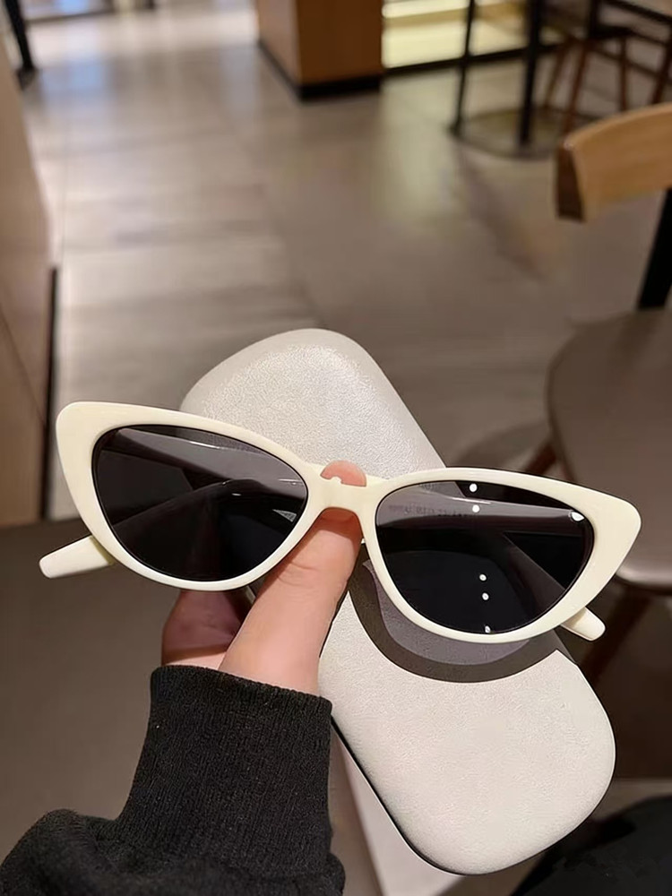 Lunettes de soleil ovales tendance pour femme avec monture métallique – Style esthétique et neutre pour un look estival élégant