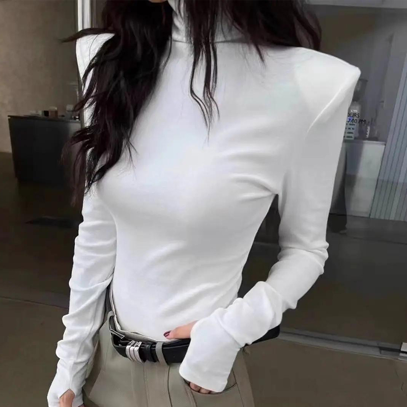 Haut à col montant et manches longues pour femme, nouvelle collection printemps 2026, style coréen minimaliste, design sans revers aux manches, épaules structurées, coupe ajustée, en maille.