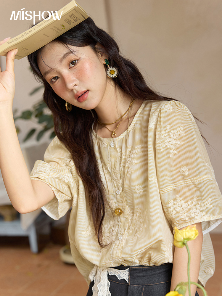MISHOW français rétro brodé chemisier à fleurs pour les femmes été 2025 col rond simple boutonnage haut manches bouffantes Blouse MXE36X1874