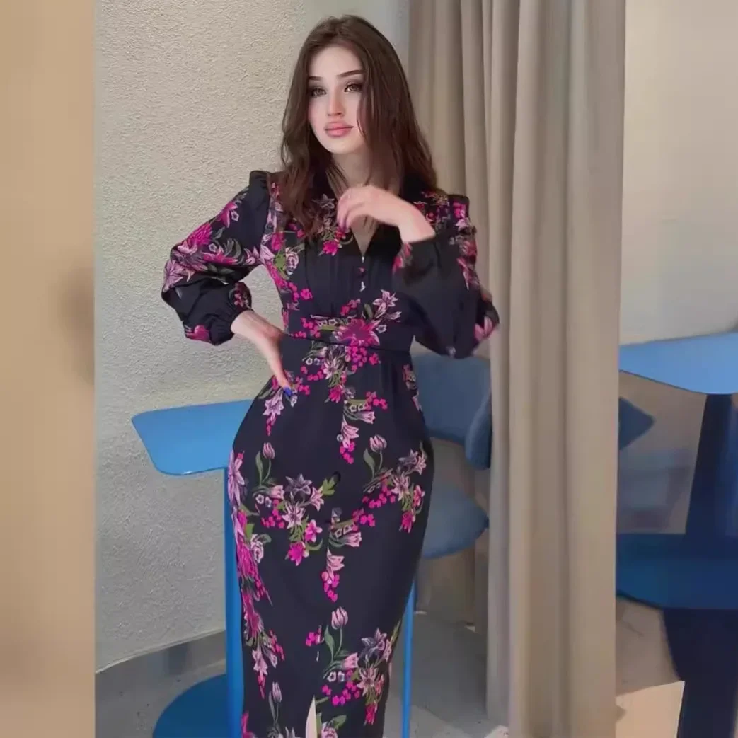 Vêtements pour femmes, nouvelle collection Robe longue imprimée rétro avec un col en V. Cintrage à la taille, conception de fente et robe longue amincissante pour les femmes.