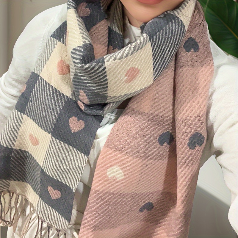 Une écharpe tendance pour femmes avec un motif en forme de cœur. L'écharpe de Noël est chaude et coupe-vent.