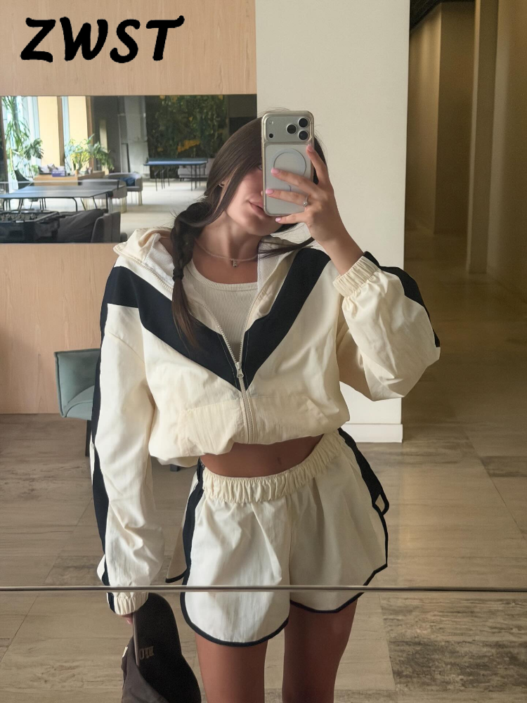 Ensemble élégant en jean ample pour femme : haut sans manches à col rond et volants, mini-short uni – Collection Mode Automne-Été 2026